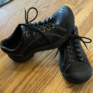 Mens Keen black leather shoes size 11.
